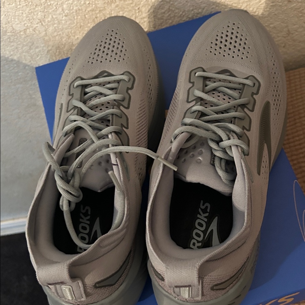 Brooks Men's Glycerin 23  Athletic Gray Sneakers brand new - Picture 3 of 4